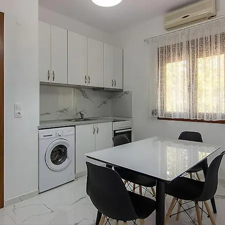 Modern One Bedroom Beachside Holiday home *