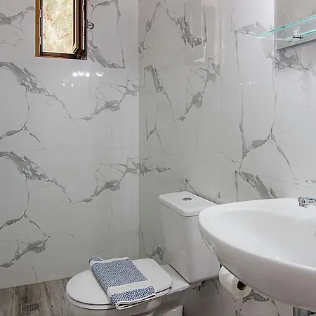 בית נופש Modern One Bedroom Beachside *